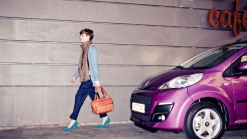 Net als de Aygo en C1 krijgt ook de Peugeot 107 weer een opkikker dankzij geretoucheerde uitstraling, techniek en uitrusting. De populaire stadsdreumes staat vanaf maart in de showroom. Prijzen worden
