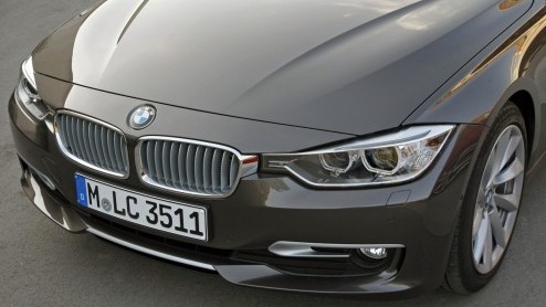 De nieuwe BMW 3 Serie belooft een goed nieuws show te worden dankzij innovatieve moderne snufjes, nog zuiniger motoren en meer interieurruimte. Grote vraag is nu hoe de F30-generatie zich op de weg