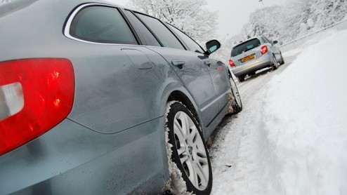 Je kunt op twee manieren op wintersport gaan. Zo goedkoop mogelijk, naar een tweesterrenstek met een spaardieseltje zoals de zuinige Fabia Greenline Combi. Of je pakt volledig uit, reserveert een supe
