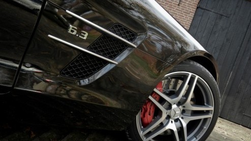 Hoe wordt het rijden in een Mercedes-Benz SLS AMG nog leuker? Precies, door er een Roadster van te maken! Tenzij je niet warm wordt van 571 pk langs je haren en liever iets anders hoort dan het gebuld