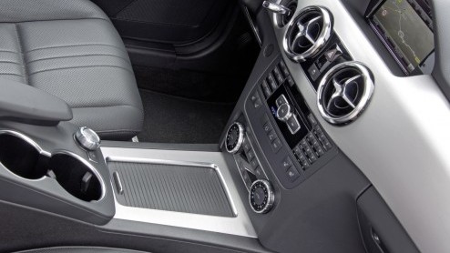 Wat is dat toch met de Mercedes-Benz GLK? Bouw je een stoere, compacte Gelnde in de geest van de legendarische G-Klasse, wil bijna niemand 'm (in Nederland) hebben! Onlangs is de compacte SUV verni