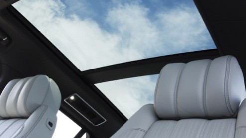 Een nieuwe Range Rover nog beter maken klinkt makkelijker dan het is. Toch is dat de uitdaging die Land Rover is aangegaan. Een afslankkuur van driehonderd kilo, riante zitruimte op de achterbank en n