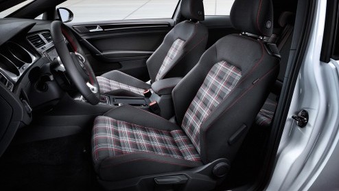 Twee tegenpolen van de zevende generatie Volkswagen Golf vinden we op de beursvloer in Parijs: de GTI en de BlueMotion. Met een gemiddeld verbruik van 1 op 31,2 is de BlueMotion de zuinigste Golf ooit