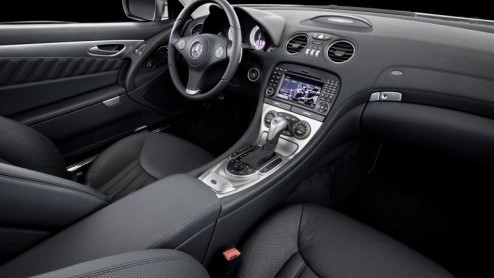 Mercedes-Benz zet de SL-Klasse nog een keer in het zonnetje. Daartoe is de roadster er nu als Grand Edition, een chique aanduiding voor een extra luxe uitgevoerd actiemodel. Het pakket extra's liegt e