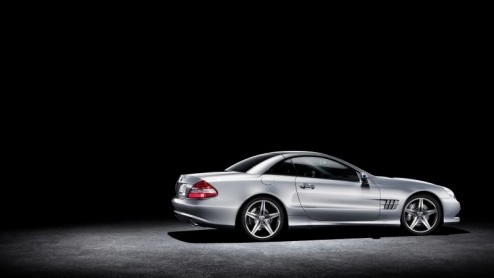 Mercedes-Benz zet de SL-Klasse nog een keer in het zonnetje. Daartoe is de roadster er nu als Grand Edition, een chique aanduiding voor een extra luxe uitgevoerd actiemodel. Het pakket extra's liegt e