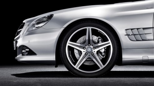 Mercedes-Benz zet de SL-Klasse nog een keer in het zonnetje. Daartoe is de roadster er nu als Grand Edition, een chique aanduiding voor een extra luxe uitgevoerd actiemodel. Het pakket extra's liegt e