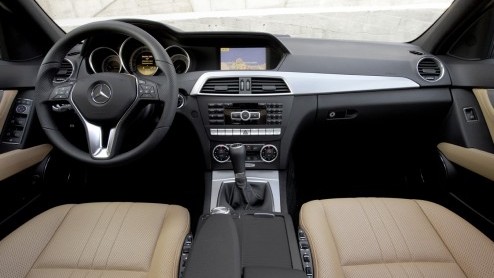 Geloof het of niet, maar de Mercedes-Benz C-Klasse is op meer dan 2000 punten vernieuwd. Na nog geen vier jaar geeft Das Haus hun zakelijke middenklasser een opfrisser die vooral de kwaliteitsbeleving