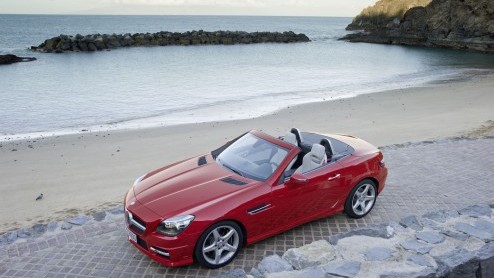 Mercedes-Benz gunt de SLK zn derde carrire. De klassieke roadster heeft een nog vernuftiger dak en komt er zelfs met een dieselmotor. In de zonnige omgeving van Tenerife beleven we de SLK met vier- 
