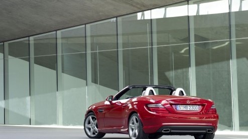 Mercedes-Benz gunt de SLK zn derde carrire. De klassieke roadster heeft een nog vernuftiger dak en komt er zelfs met een dieselmotor. In de zonnige omgeving van Tenerife beleven we de SLK met vier- 