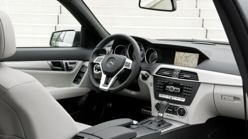 Geloof het of niet, maar de Mercedes-Benz C-Klasse is op meer dan 2000 punten vernieuwd. Na nog geen vier jaar geeft Das Haus hun zakelijke middenklasser een opfrisser die vooral de kwaliteitsbeleving