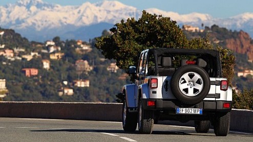 Jeep houdt de Wrangler in leven door de Pentastar V6 in de motorruimte te lepelen. Deze is krachtiger en zuiniger dan zijn voorganger. Tegelijkertijd staat een speciale Wrangler Arctic in de IAA-schij