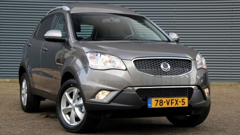 Ssangyong is in Nederland terug van weggeweest. De nieuwe importeur van het Koreaanse merk valt met de neus in de boter, nu de benzineversie van de nieuwe Korando en Actyon Sports pick-up gereed is vo