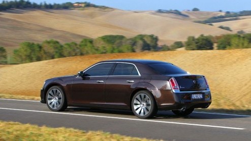 Fiat heeft de aandelen van Chrysler overgenomen en gaat in Europa de voormalige Chrysler modellen als Lancia verkopen. De 300C is omgelabeld tot Lancia Thema en de Voyager gaat gewoon als Lancia Voyag