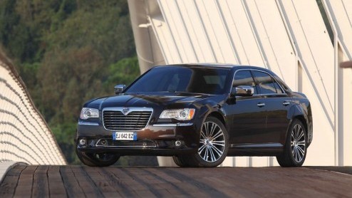 Fiat heeft de aandelen van Chrysler overgenomen en gaat in Europa de voormalige Chrysler modellen als Lancia verkopen. De 300C is omgelabeld tot Lancia Thema en de Voyager gaat gewoon als Lancia Voyag