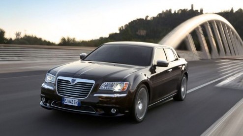 Fiat heeft de aandelen van Chrysler overgenomen en gaat in Europa de voormalige Chrysler modellen als Lancia verkopen. De 300C is omgelabeld tot Lancia Thema en de Voyager gaat gewoon als Lancia Voyag