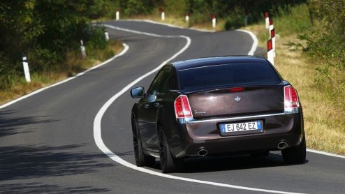 Fiat heeft de aandelen van Chrysler overgenomen en gaat in Europa de voormalige Chrysler modellen als Lancia verkopen. De 300C is omgelabeld tot Lancia Thema en de Voyager gaat gewoon als Lancia Voyag
