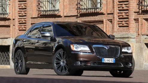 Fiat heeft de aandelen van Chrysler overgenomen en gaat in Europa de voormalige Chrysler modellen als Lancia verkopen. De 300C is omgelabeld tot Lancia Thema en de Voyager gaat gewoon als Lancia Voyag