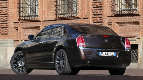 Fiat heeft de aandelen van Chrysler overgenomen en gaat in Europa de voormalige Chrysler modellen als Lancia verkopen. De 300C is omgelabeld tot Lancia Thema en de Voyager gaat gewoon als Lancia Voyag