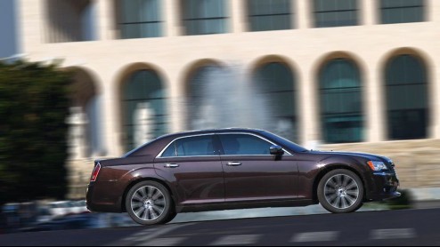 Fiat heeft de aandelen van Chrysler overgenomen en gaat in Europa de voormalige Chrysler modellen als Lancia verkopen. De 300C is omgelabeld tot Lancia Thema en de Voyager gaat gewoon als Lancia Voyag