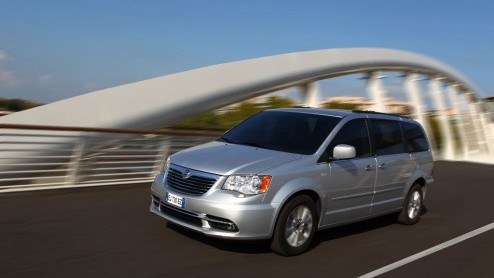Fiat heeft de aandelen van Chrysler overgenomen en gaat in Europa de voormalige Chrysler modellen als Lancia verkopen. De 300C is omgelabeld tot Lancia Thema en de Voyager gaat gewoon als Lancia Voyag