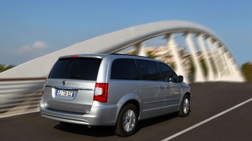 Fiat heeft de aandelen van Chrysler overgenomen en gaat in Europa de voormalige Chrysler modellen als Lancia verkopen. De 300C is omgelabeld tot Lancia Thema en de Voyager gaat gewoon als Lancia Voyag