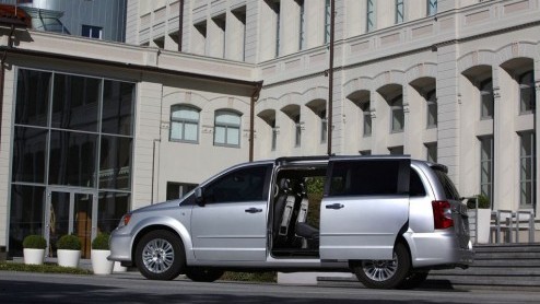 Fiat heeft de aandelen van Chrysler overgenomen en gaat in Europa de voormalige Chrysler modellen als Lancia verkopen. De 300C is omgelabeld tot Lancia Thema en de Voyager gaat gewoon als Lancia Voyag
