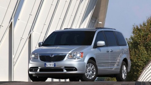 Fiat heeft de aandelen van Chrysler overgenomen en gaat in Europa de voormalige Chrysler modellen als Lancia verkopen. De 300C is omgelabeld tot Lancia Thema en de Voyager gaat gewoon als Lancia Voyag