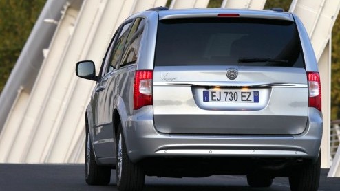 Fiat heeft de aandelen van Chrysler overgenomen en gaat in Europa de voormalige Chrysler modellen als Lancia verkopen. De 300C is omgelabeld tot Lancia Thema en de Voyager gaat gewoon als Lancia Voyag