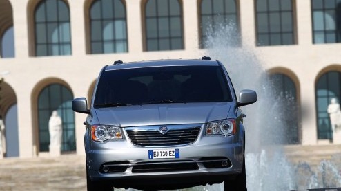 Fiat heeft de aandelen van Chrysler overgenomen en gaat in Europa de voormalige Chrysler modellen als Lancia verkopen. De 300C is omgelabeld tot Lancia Thema en de Voyager gaat gewoon als Lancia Voyag