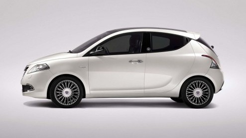 Lancia heeft het leveringsprogramma van de Ypsilon nog eens tegen het licht gehouden en komt met een nieuwe vanafprijs n een aantrekkelijke Silver Plus uitvoering waarvoor slechts 240 euro extra word