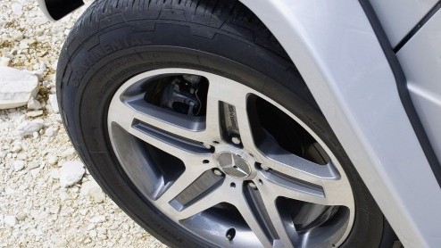 De Mercedes G-Klasse mag dan wel ruim 30 jaar op de markt zijn, dat betekent niet dat het stoere icoon stilletjes met pensioen gaat. De Duitsers werken aan een G63 AMG!