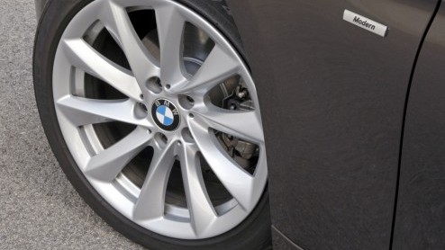 De nieuwe BMW 3 Serie belooft een goed nieuws show te worden dankzij innovatieve moderne snufjes, nog zuiniger motoren en meer interieurruimte. Grote vraag is nu hoe de F30-generatie zich op de weg