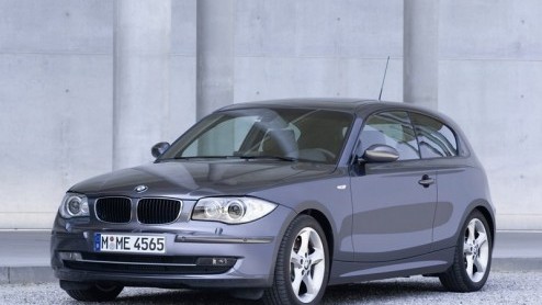 De onlangs aangekondigde nieuwe BMW 116i heeft een (iets hogere) prijs gekregen. Vanaf 26.200 euro staat de compacte Beier bij de dealer. Daarnaast introduceert het merk Business Line pakketten voor d