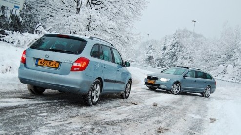 Je kunt op twee manieren op wintersport gaan. Zo goedkoop mogelijk, naar een tweesterrenstek met een spaardieseltje zoals de zuinige Fabia Greenline Combi. Of je pakt volledig uit, reserveert een supe