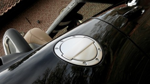 Hoe wordt het rijden in een Mercedes-Benz SLS AMG nog leuker? Precies, door er een Roadster van te maken! Tenzij je niet warm wordt van 571 pk langs je haren en liever iets anders hoort dan het gebuld