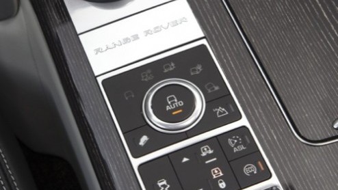 Een nieuwe Range Rover nog beter maken klinkt makkelijker dan het is. Toch is dat de uitdaging die Land Rover is aangegaan. Een afslankkuur van driehonderd kilo, riante zitruimte op de achterbank en n
