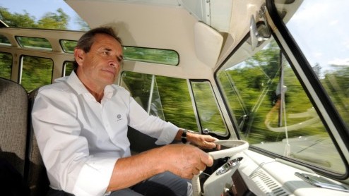 De vrijbuiter van Volkswagen is zestig geworden. Volkswagen heeft het jubileum van de Camper in konvooi gevierd. Eindbestemming? Het Italiaanse Verona, nabij het Gardameer.