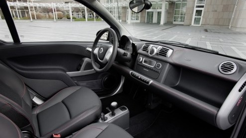 Smart is niet te beroerd om een speciale editie van de fortwo uit te brengen. De laatste creatieve uitspatting is de smart fortwo sharpred. Wellicht een boodschappenauto voor The A-Team?