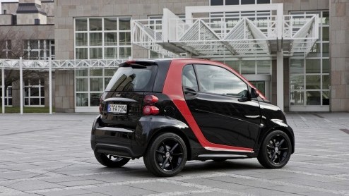 Smart is niet te beroerd om een speciale editie van de fortwo uit te brengen. De laatste creatieve uitspatting is de smart fortwo sharpred. Wellicht een boodschappenauto voor The A-Team?