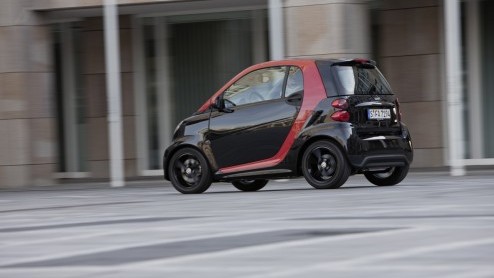 Smart is niet te beroerd om een speciale editie van de fortwo uit te brengen. De laatste creatieve uitspatting is de smart fortwo sharpred. Wellicht een boodschappenauto voor The A-Team?