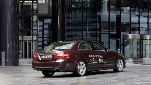 Hij zat al even in de pijplijn en wordt nu echt een feit; de Mercedes-Benz E 300 BlueTEC Hybrid, een dieselhybride met 109 gram CO2 uitstoot. Het offensief is echter niet compleet zonder de E 400 Hybr