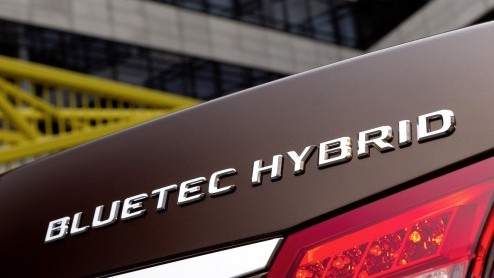 Hij zat al even in de pijplijn en wordt nu echt een feit; de Mercedes-Benz E 300 BlueTEC Hybrid, een dieselhybride met 109 gram CO2 uitstoot. Het offensief is echter niet compleet zonder de E 400 Hybr