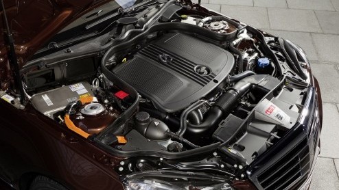 Hij zat al even in de pijplijn en wordt nu echt een feit; de Mercedes-Benz E 300 BlueTEC Hybrid, een dieselhybride met 109 gram CO2 uitstoot. Het offensief is echter niet compleet zonder de E 400 Hybr