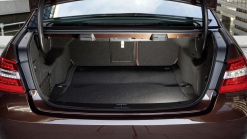 Hij zat al even in de pijplijn en wordt nu echt een feit; de Mercedes-Benz E 300 BlueTEC Hybrid, een dieselhybride met 109 gram CO2 uitstoot. Het offensief is echter niet compleet zonder de E 400 Hybr