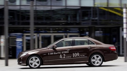 De eerder aangekondigde E-Klasse dieselhybride staat vanaf juli in de showroom. Mercedes-Benz prijst de E 300 BlueTEC Hybrid vanaf circa 56.500 euro. Voor de sedan is 20% bijtelling weggelegd, ook na 