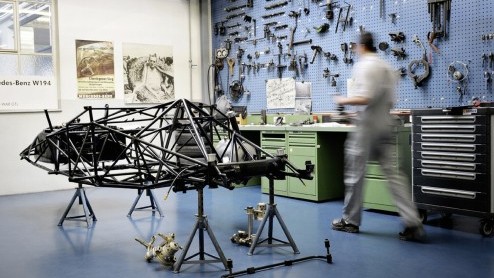 Mercedes-Benz heeft ter gelegenheid van de zestigste verjaardag van de SL de oudst nog bestaande 300 SL terug in nieuwstaat gebracht. De stamvader aller SLs werd in 1952 gepresenteerd en leeft nog st