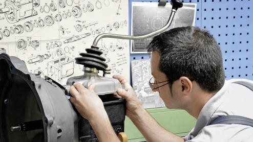 Mercedes-Benz heeft ter gelegenheid van de zestigste verjaardag van de SL de oudst nog bestaande 300 SL terug in nieuwstaat gebracht. De stamvader aller SLs werd in 1952 gepresenteerd en leeft nog st