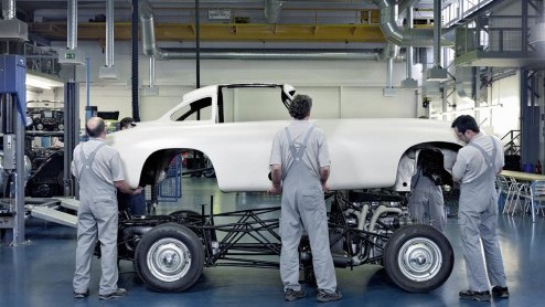 Mercedes-Benz heeft ter gelegenheid van de zestigste verjaardag van de SL de oudst nog bestaande 300 SL terug in nieuwstaat gebracht. De stamvader aller SLs werd in 1952 gepresenteerd en leeft nog st