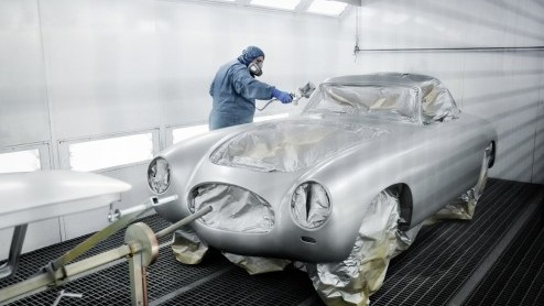 Mercedes-Benz heeft ter gelegenheid van de zestigste verjaardag van de SL de oudst nog bestaande 300 SL terug in nieuwstaat gebracht. De stamvader aller SLs werd in 1952 gepresenteerd en leeft nog st