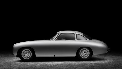 Mercedes-Benz heeft ter gelegenheid van de zestigste verjaardag van de SL de oudst nog bestaande 300 SL terug in nieuwstaat gebracht. De stamvader aller SLs werd in 1952 gepresenteerd en leeft nog st